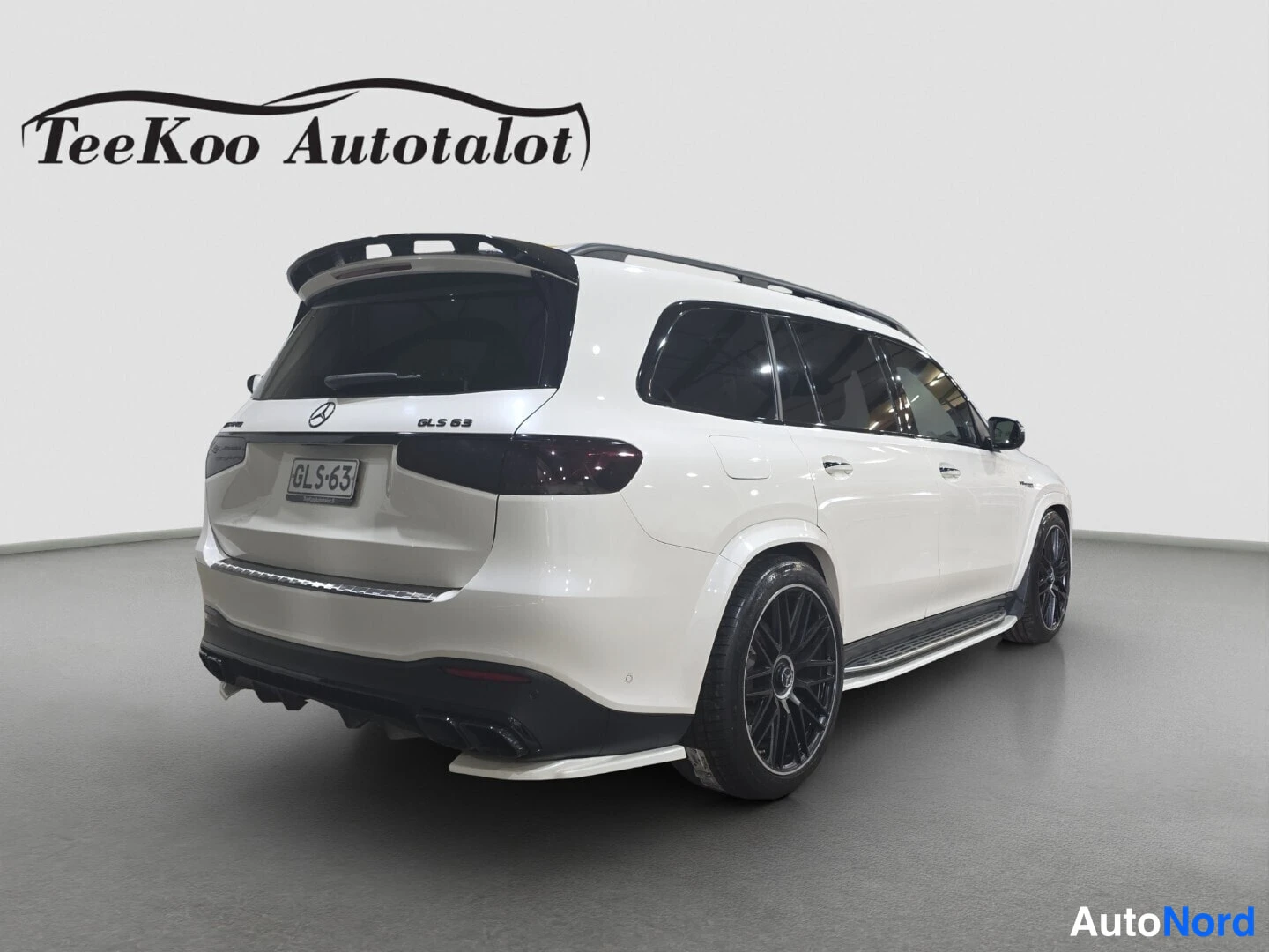 White Mercedes-Benz GLS Mercedes-AMG 2023, rear three-quarter, photo 8