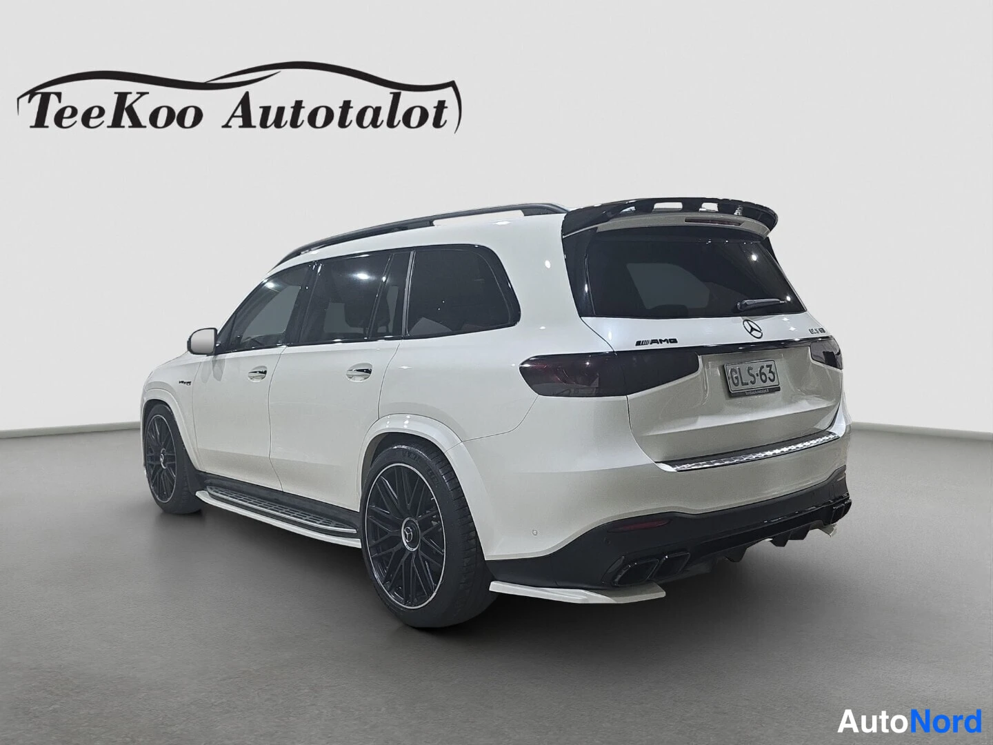 White Mercedes-Benz GLS Mercedes-AMG 2023, rear three-quarter, photo 9