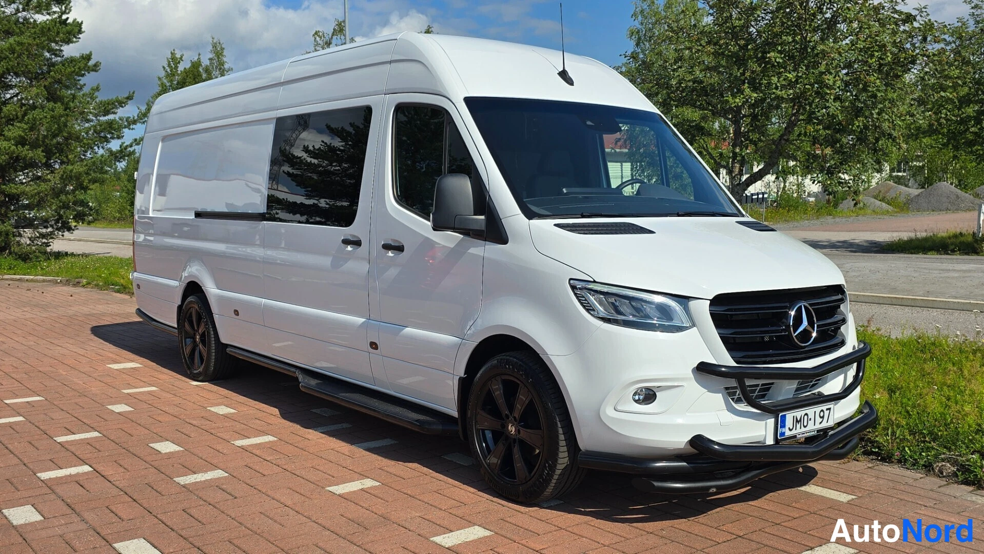 White Mercedes-Benz Sprinter 319 CDI 2023, front three-quarter, nose to the right, photo 6