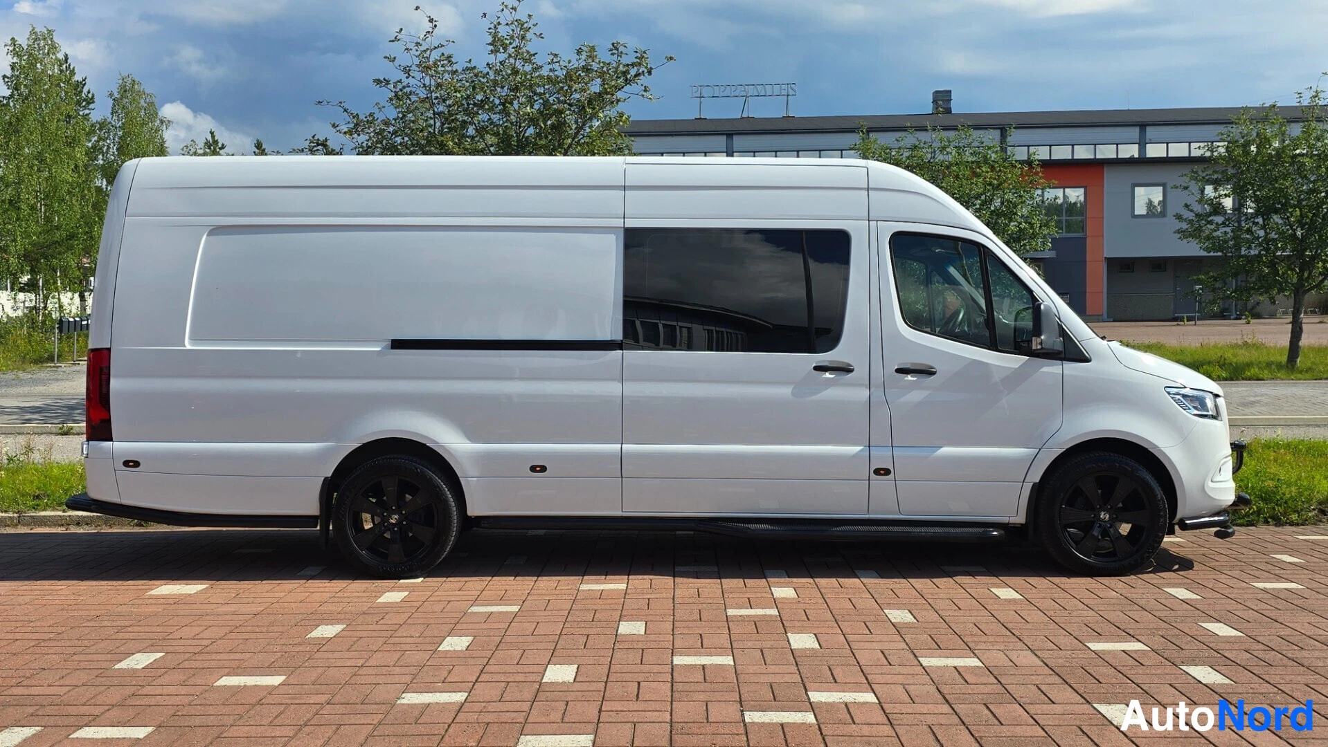 White Mercedes-Benz Sprinter 319 CDI 2023, side, photo 8