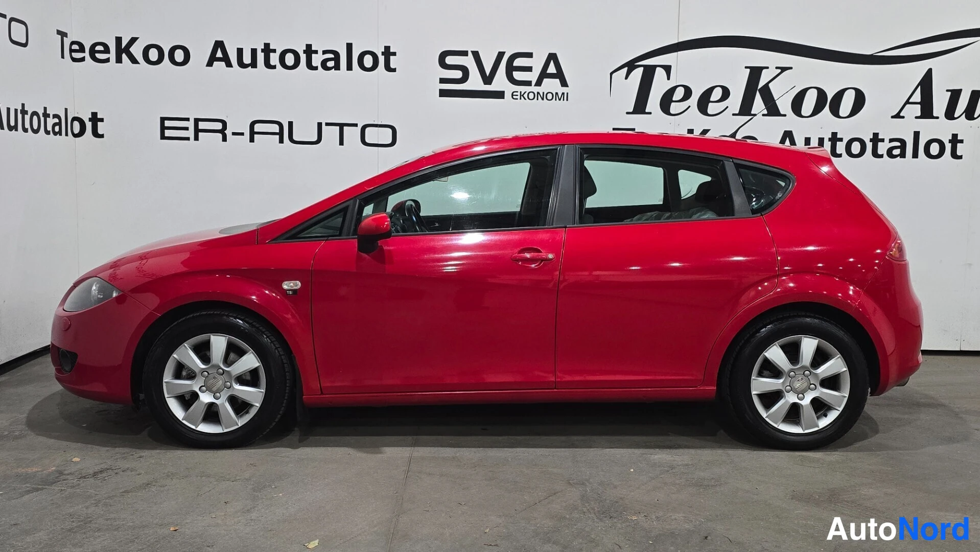 Red Seat Leon 2008, front three-quarter, nose to the left, photo 3