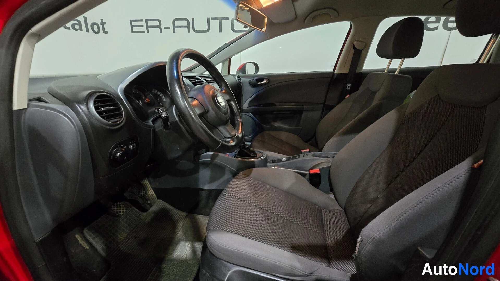 Red Seat Leon 2008, front seats, photo 13