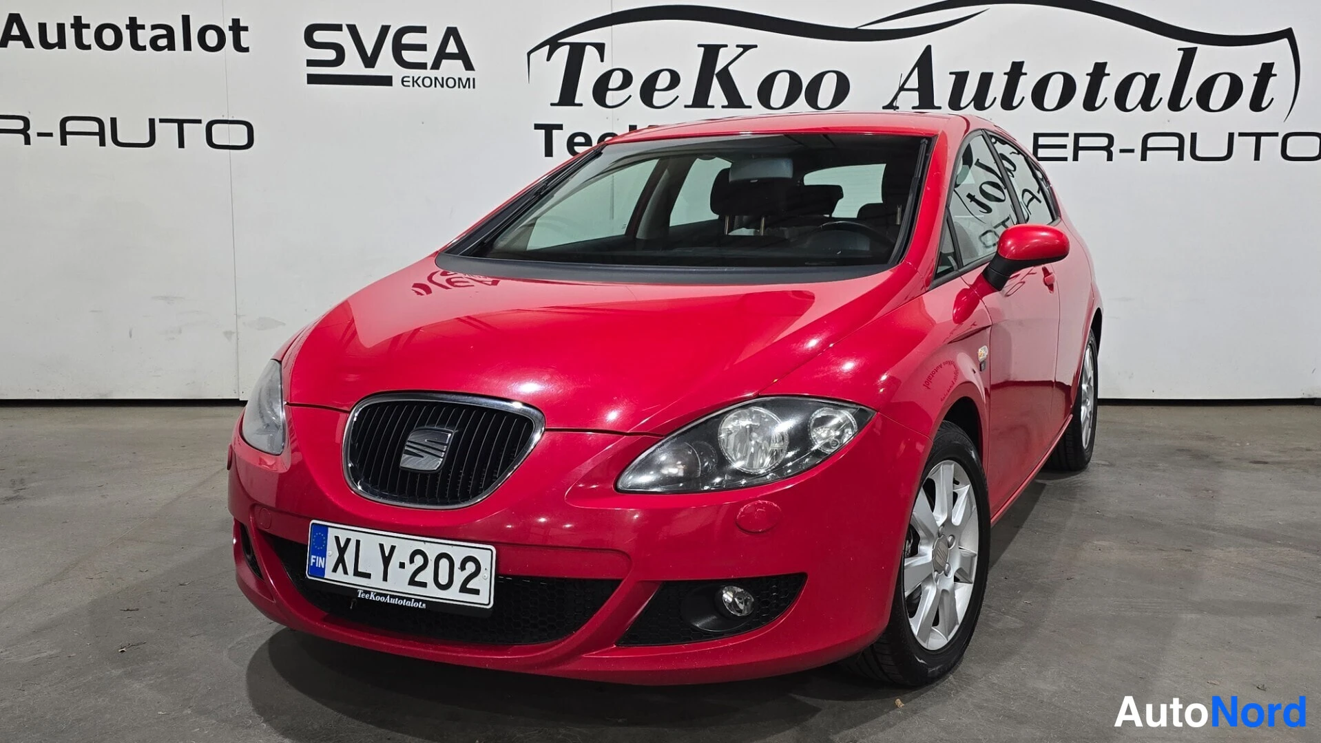 Red Seat Leon 2008, front three-quarter, nose to the left, photo 2