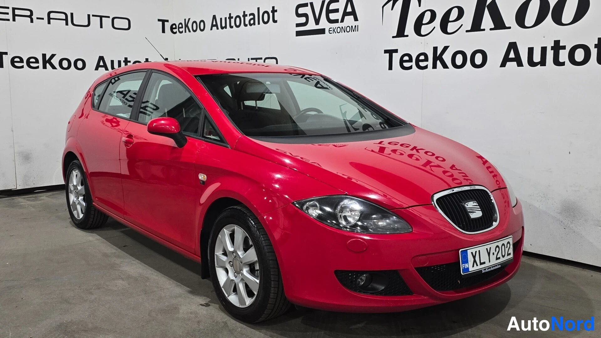 Red Seat Leon 2008, front three-quarter, nose to the right, photo 5
