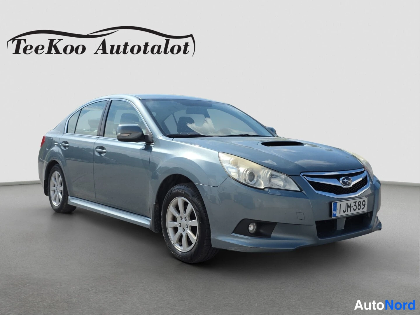 Grey Subaru Legacy 2010, front three-quarter, nose to the right, photo 2