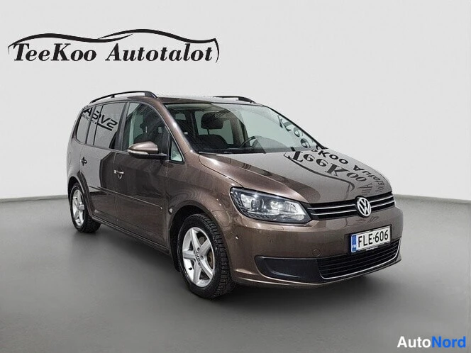 Brown Volkswagen Touran 2013, front three-quarter, nose to the right, photo 5