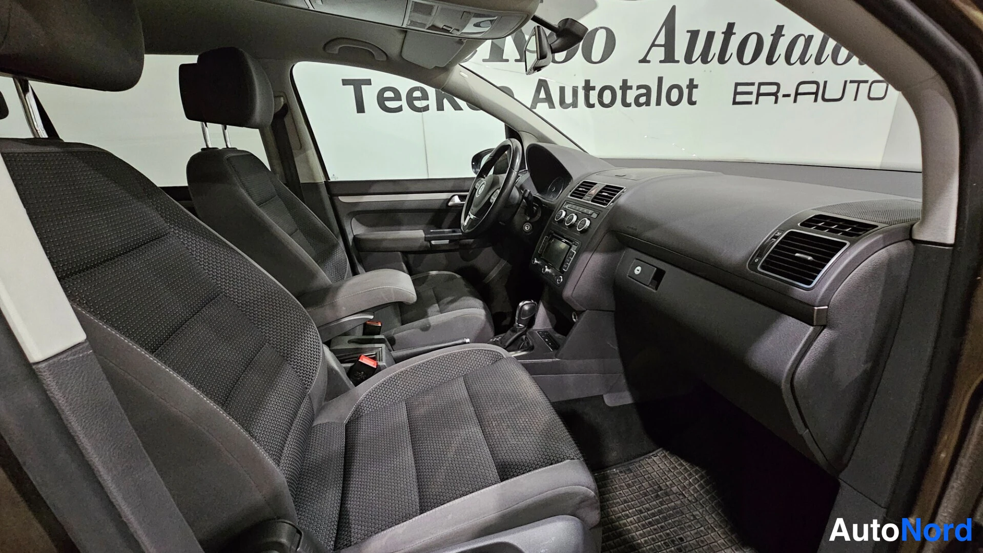 Brown Volkswagen Touran 2013, front seats, photo 15