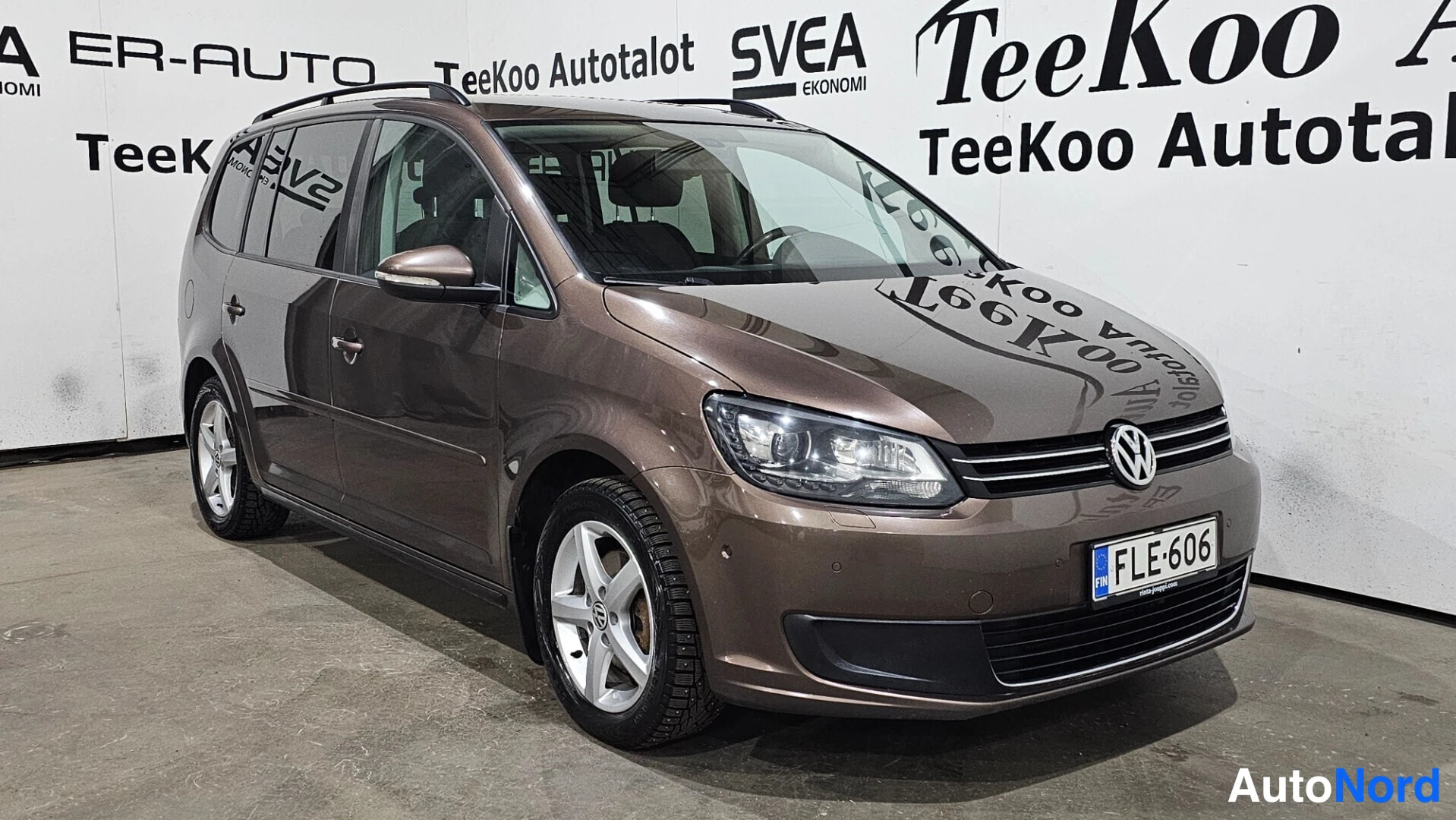 Brown Volkswagen Touran 2013, front three-quarter, nose to the right, photo 8