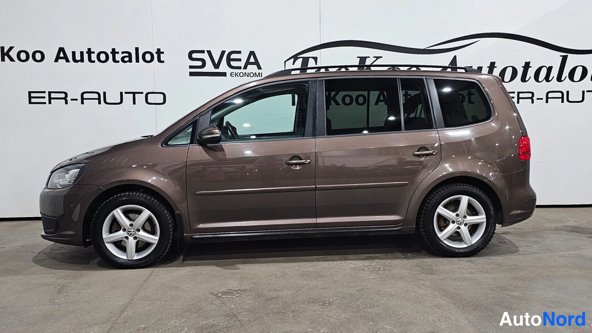 Brown Volkswagen Touran 2013, front three-quarter, nose to the left, photo 3