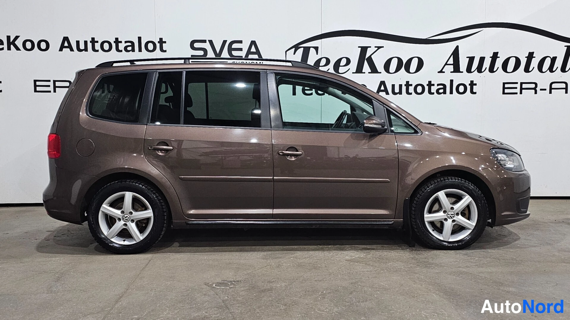 Brown Volkswagen Touran 2013, front three-quarter, nose to the right, photo 7