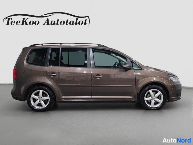Brown Volkswagen Touran 2013, front three-quarter, nose to the right, photo 6