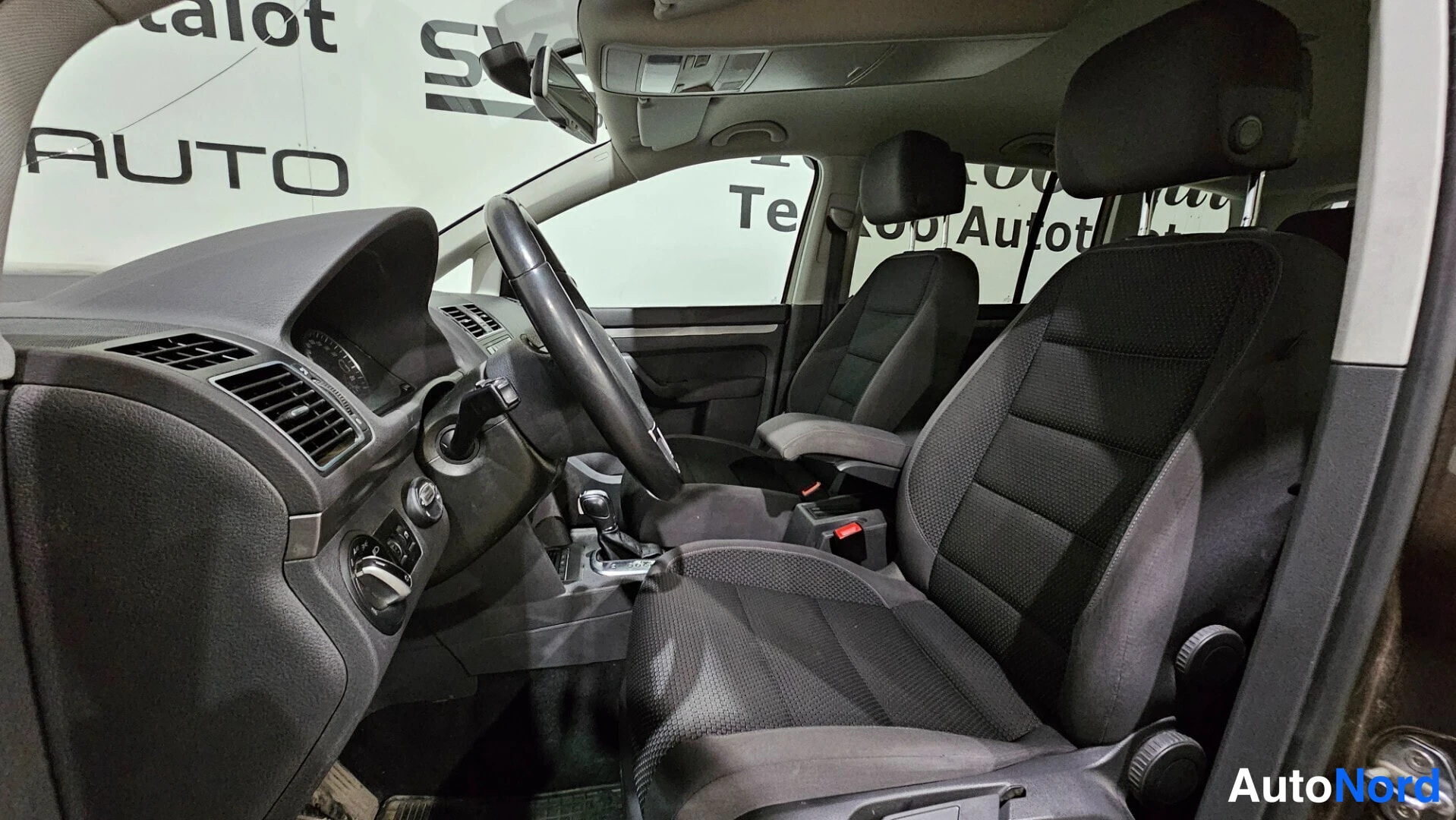 Brown Volkswagen Touran 2013, cockpit, photo 13