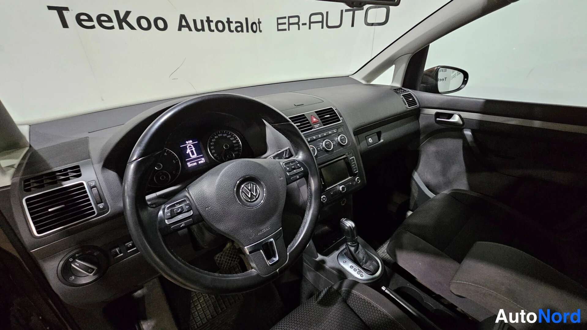 Brown Volkswagen Touran 2013, cockpit, photo 14