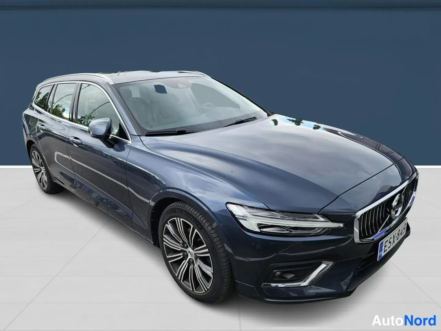 Sininen Volvo V60 2021, etuviisto, keula oikealle, kuva 2