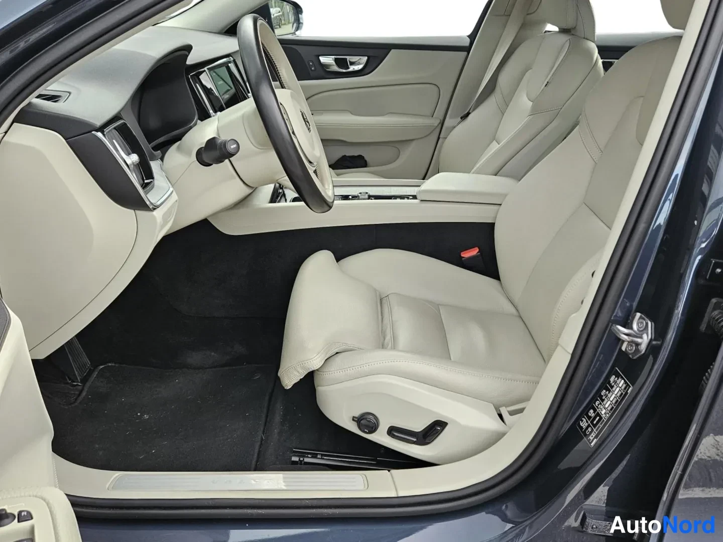 Sininen Volvo V60 2021, ohjaamo, kuva 5