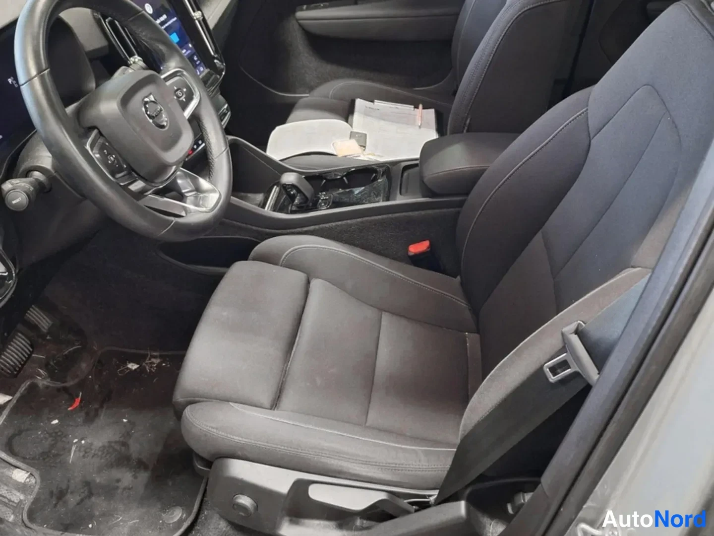 Harmaa Volvo C40 2024, etuistuimet, kuva 5