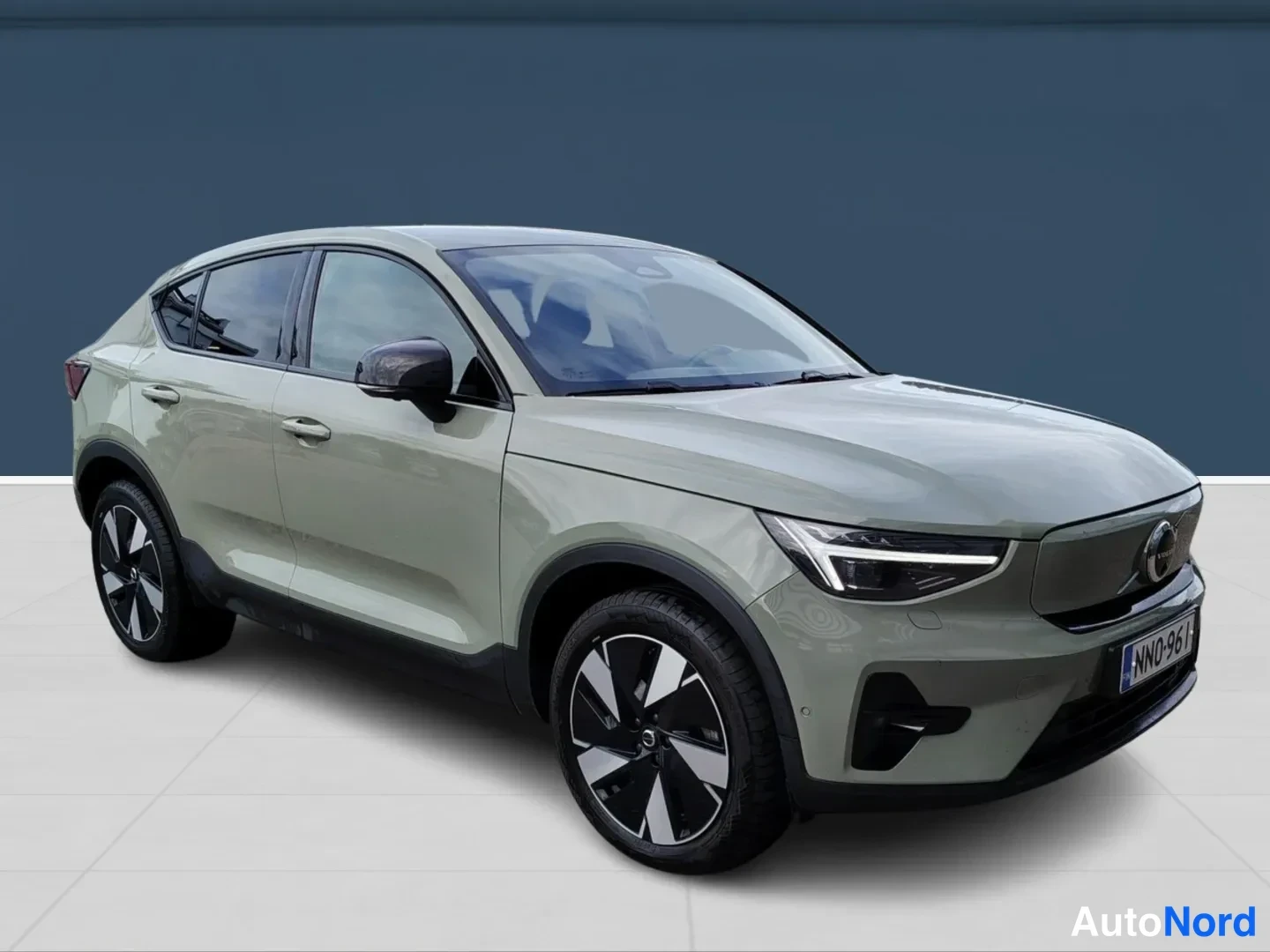 Vihreä Volvo C40 2024, etuviisto, keula oikealle, kuva 2