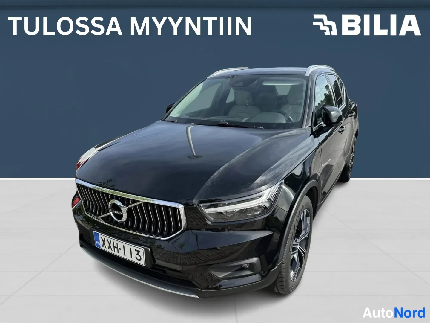 Musta Volvo XC40 2021, etuviisto, keula vasemmalle, kuva 2