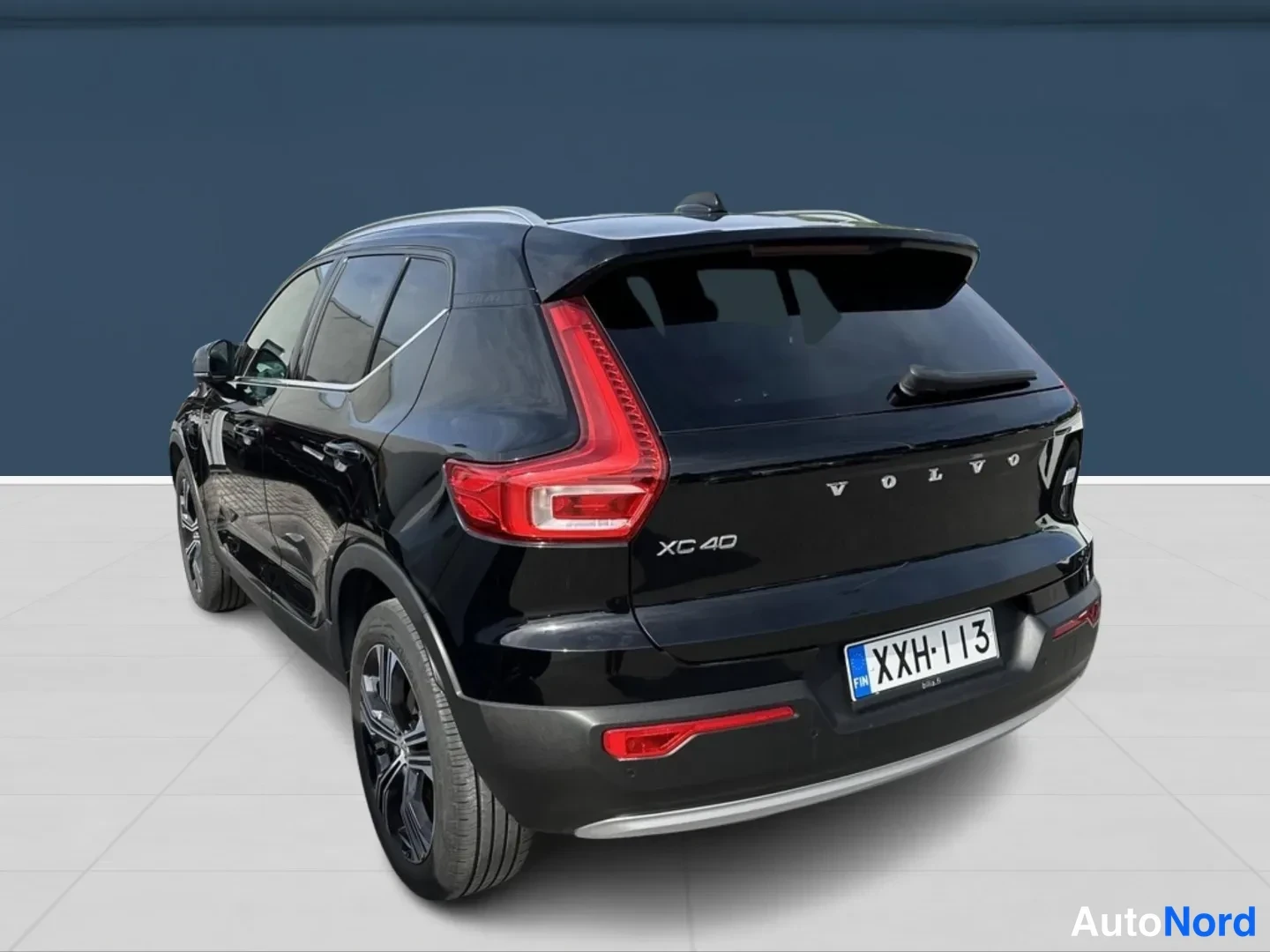 Musta Volvo XC40 2021, takaviisto, kuva 3