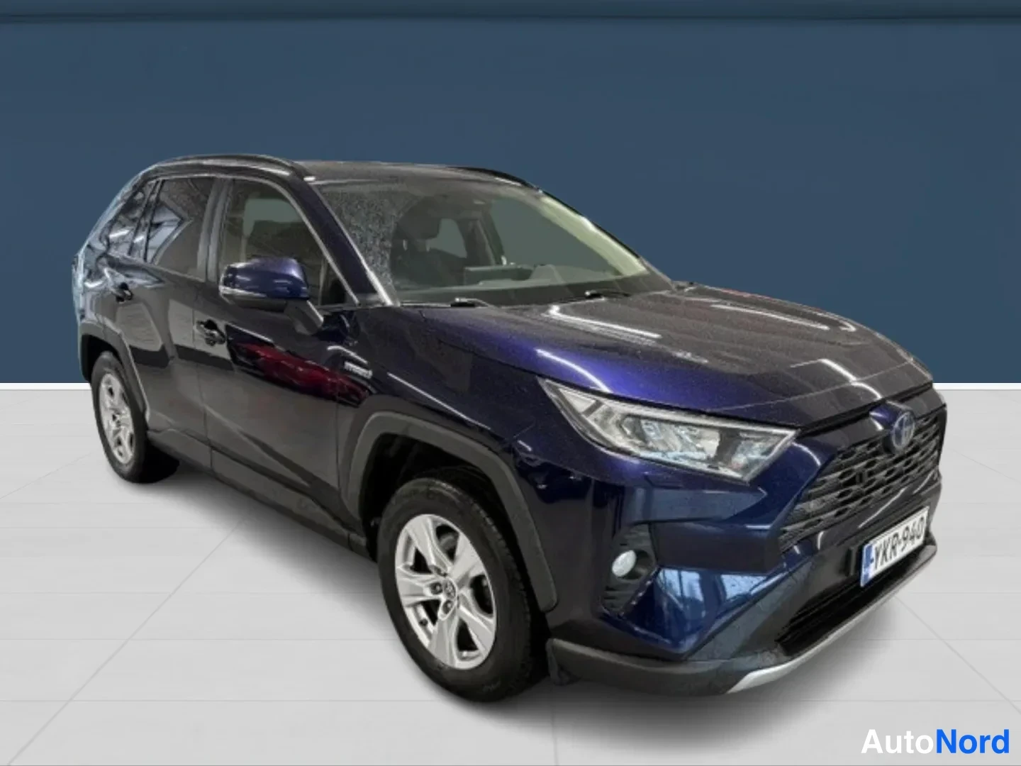 Sininen Toyota RAV4 2020, etuviisto, keula oikealle, kuva 2