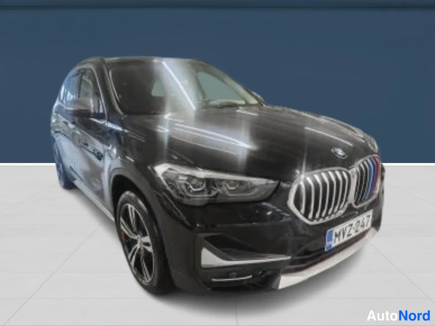 Musta BMW X1 2020, etuviisto, keula oikealle, kuva 2