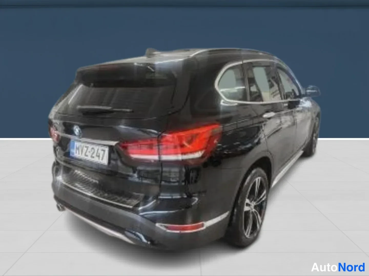 Musta BMW X1 2020, takaviisto, kuva 3