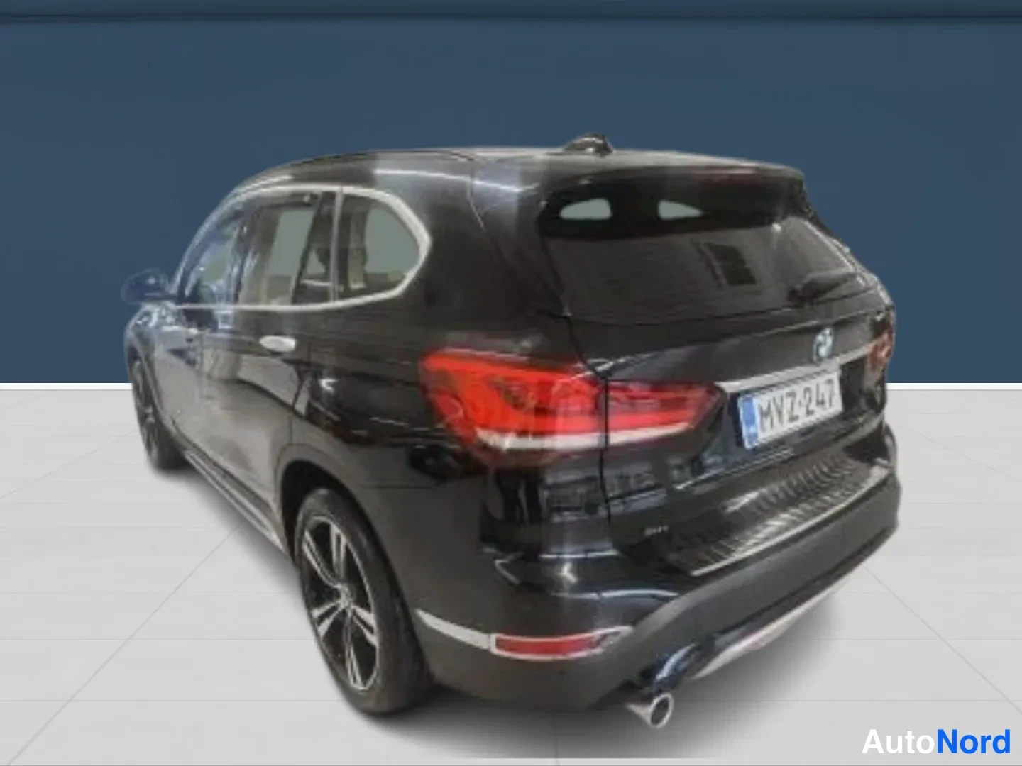 Musta BMW X1 2020, takaviisto, kuva 4