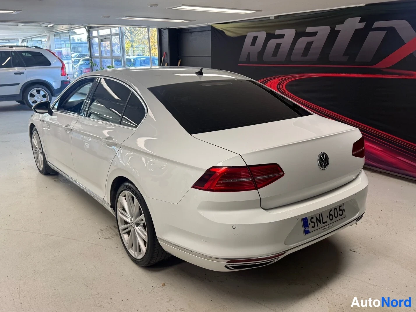 Valkoinen Volkswagen Passat 2015, takaviisto, kuva 4