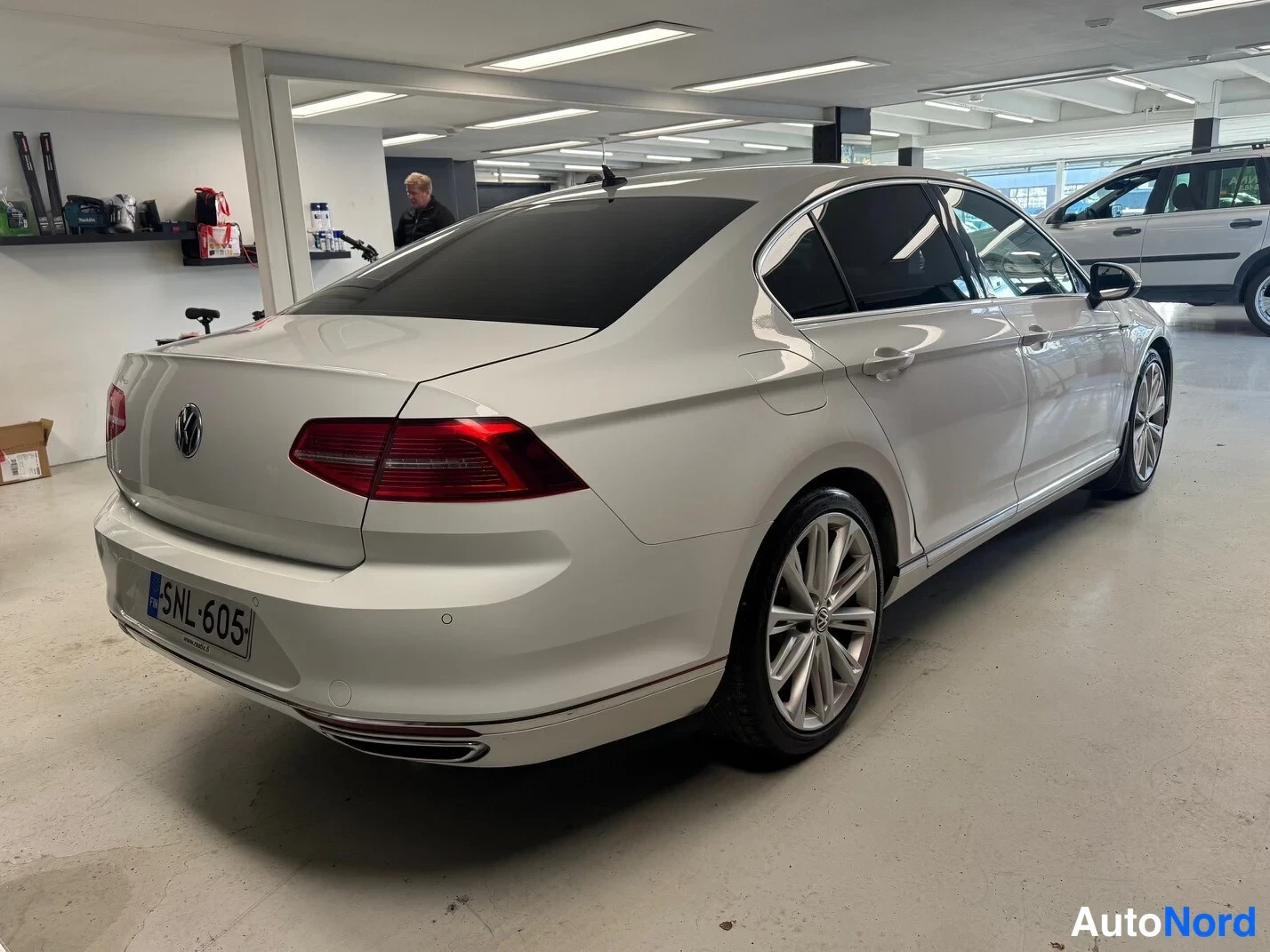 Valkoinen Volkswagen Passat 2015, takaviisto, kuva 5