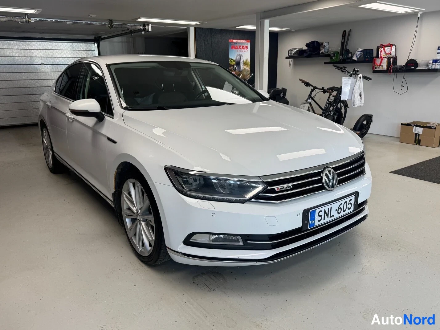 Valkoinen Volkswagen Passat 2015, etuviisto, keula oikealle, kuva 2