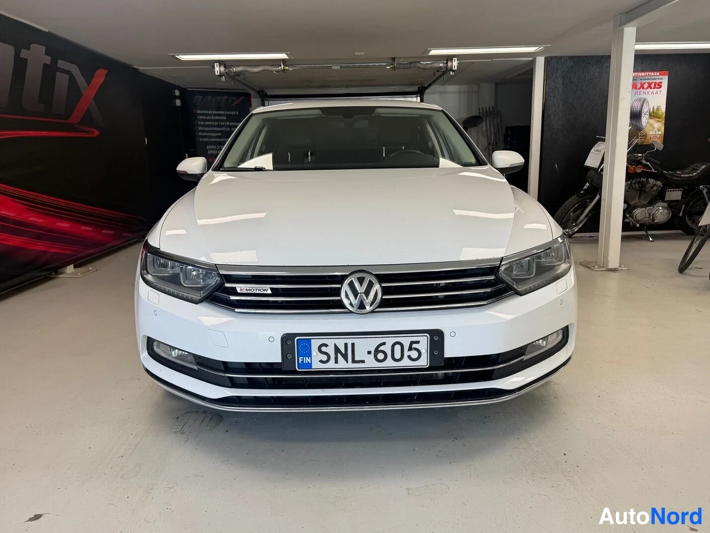 Valkoinen Volkswagen Passat 2015, edestä, kuva 3