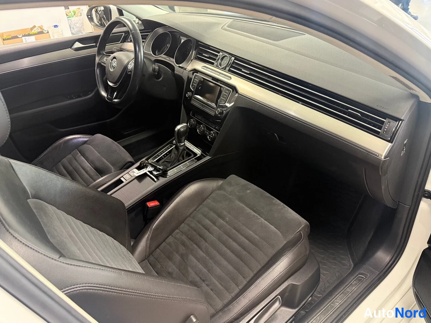 Valkoinen Volkswagen Passat 2015, ohjaamo, kuva 6