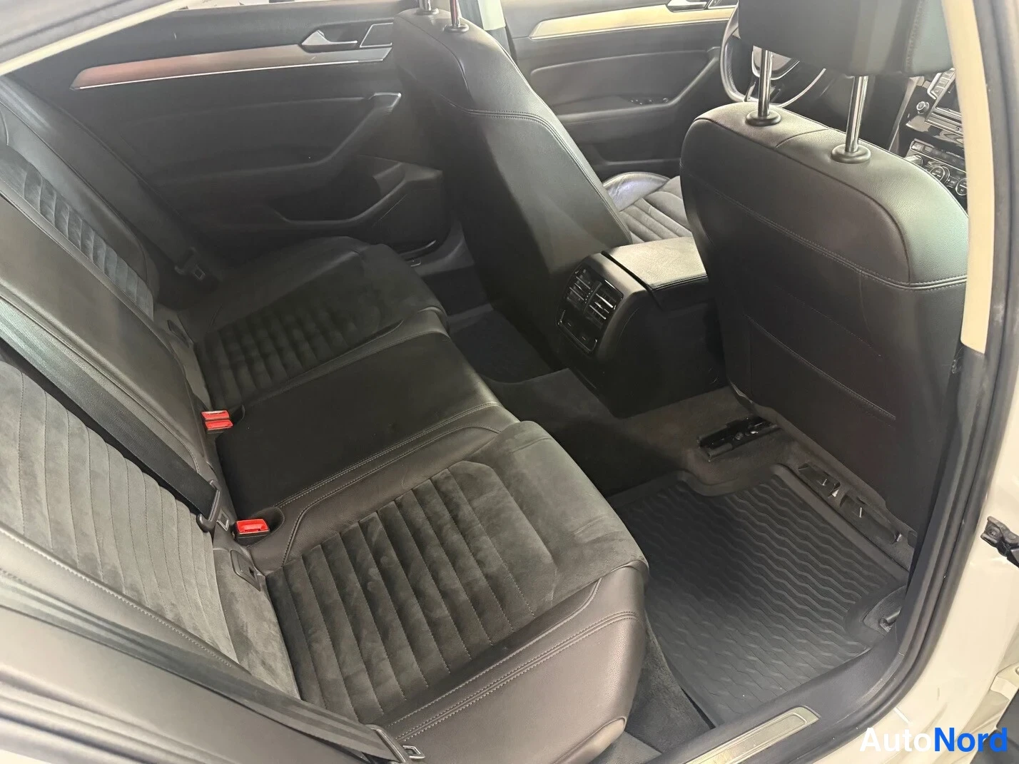 Valkoinen Volkswagen Passat 2015, takaistuimet, kuva 8