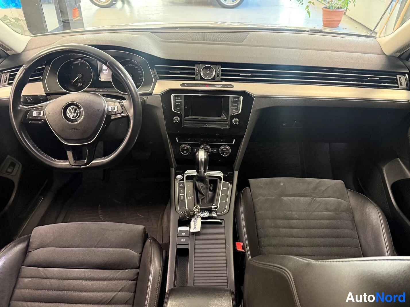 Valkoinen Volkswagen Passat 2015, ohjaamo, kuva 7