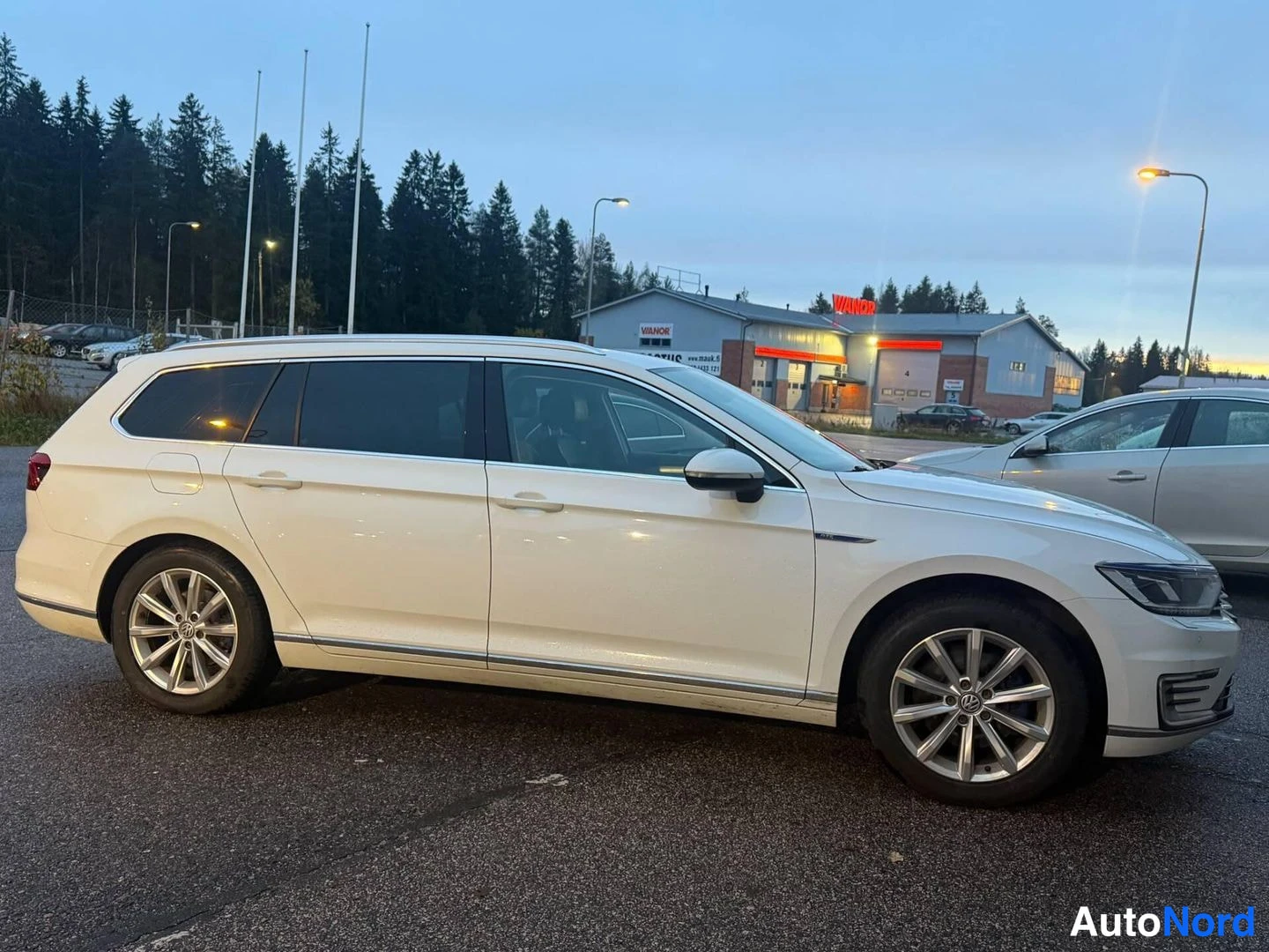 Valkoinen Volkswagen Passat 2017, etuviisto, keula oikealle, kuva 4