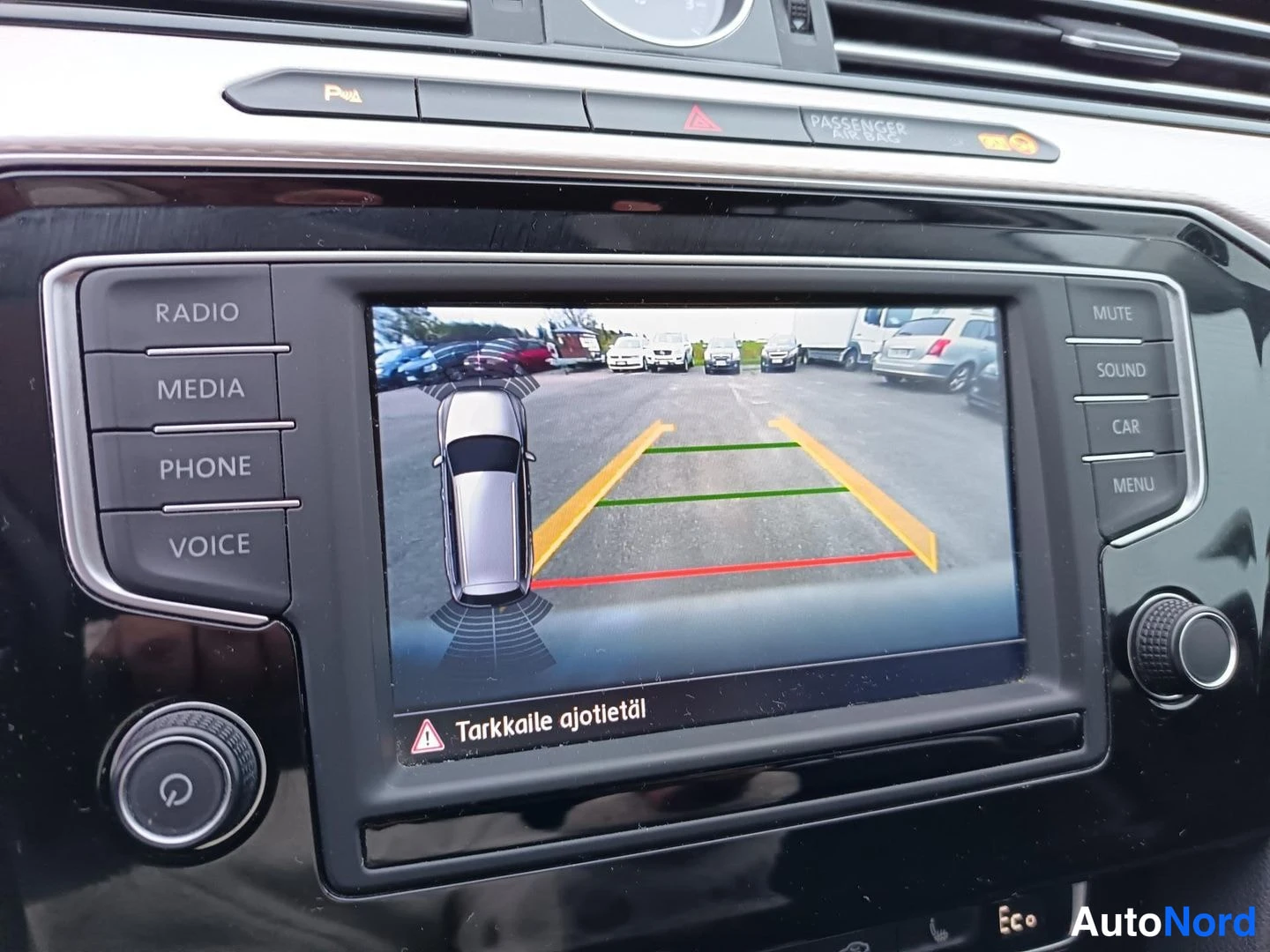 Valkoinen Volkswagen Passat 2017, yksityiskohta, kuva 10