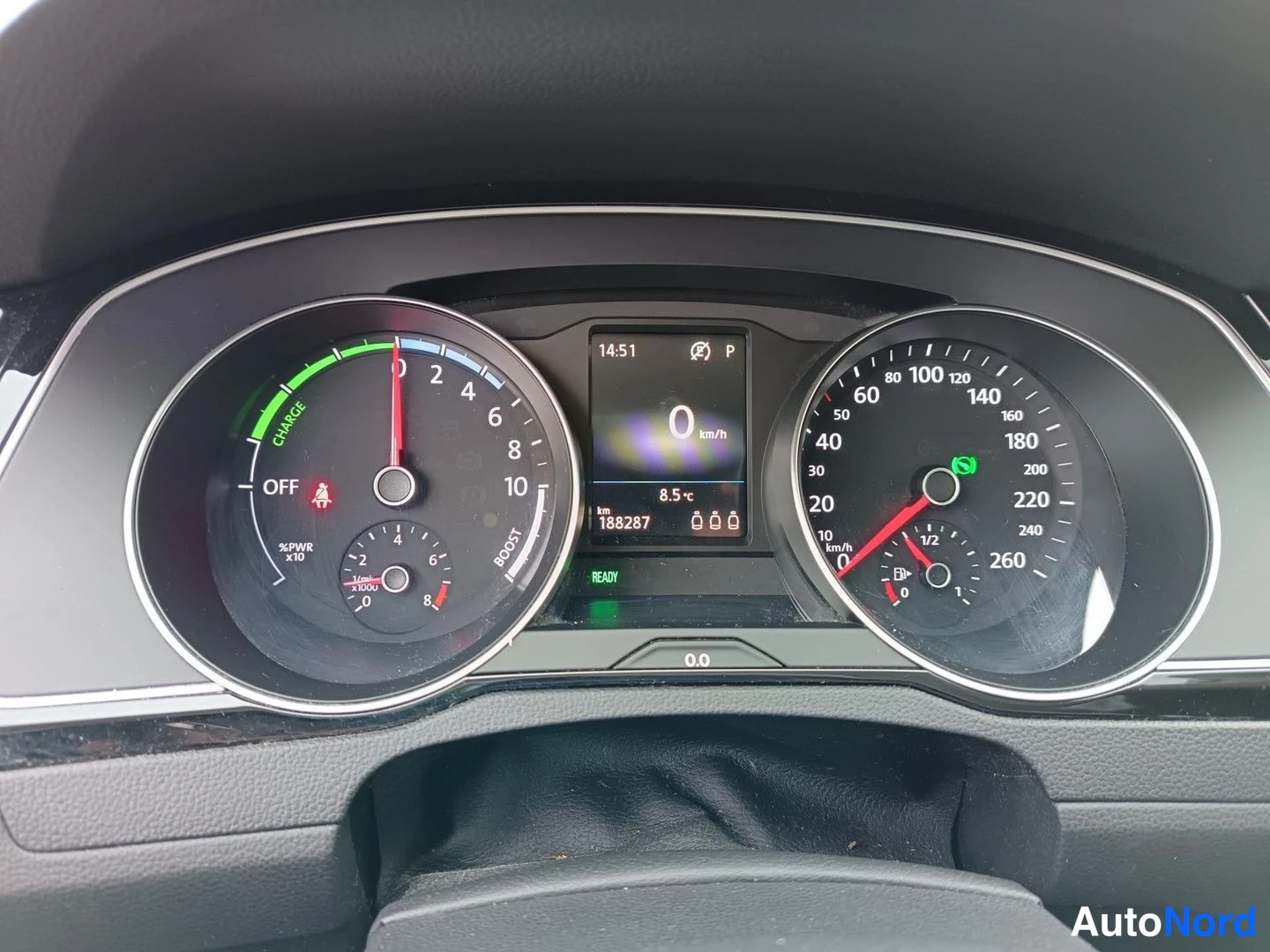 Valkoinen Volkswagen Passat 2017, yksityiskohta, kuva 11