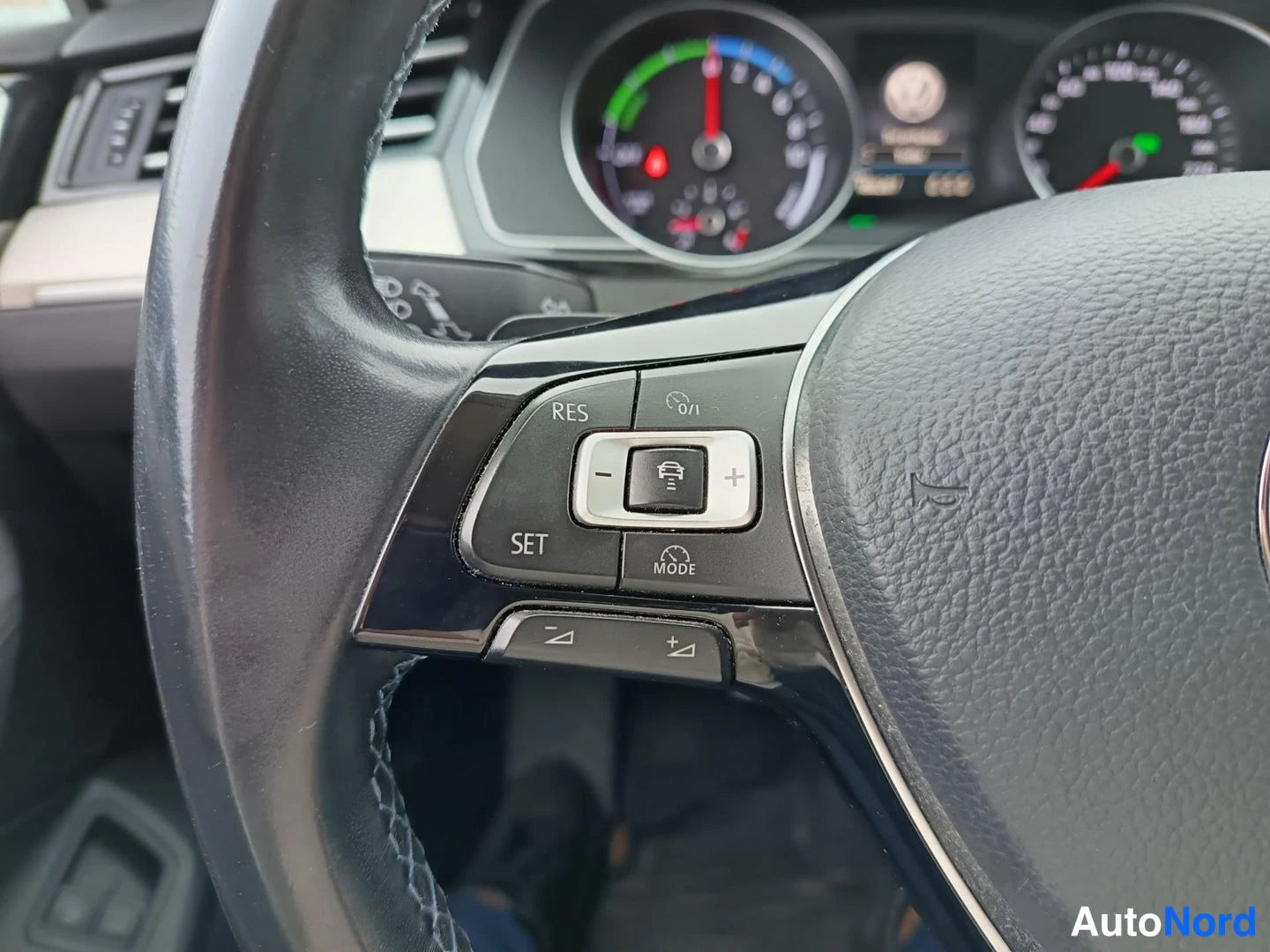 Valkoinen Volkswagen Passat 2017, yksityiskohta, kuva 13