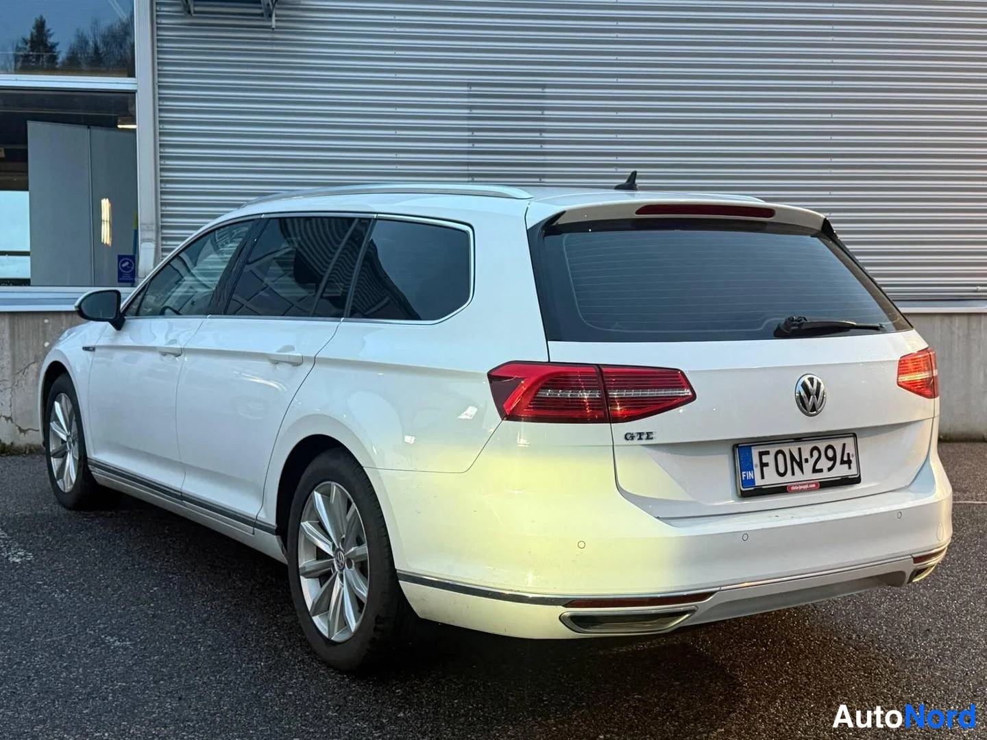 Valkoinen Volkswagen Passat 2017, takaviisto, kuva 8