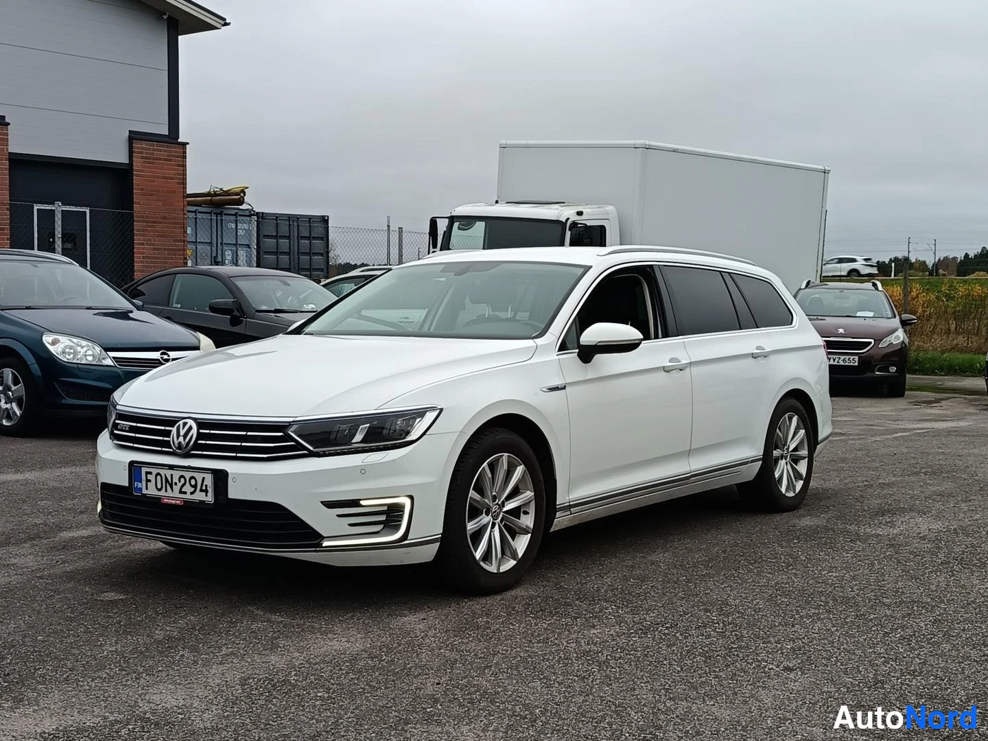 Valkoinen Volkswagen Passat 2017, etuviisto, keula vasemmalle, kuva 2