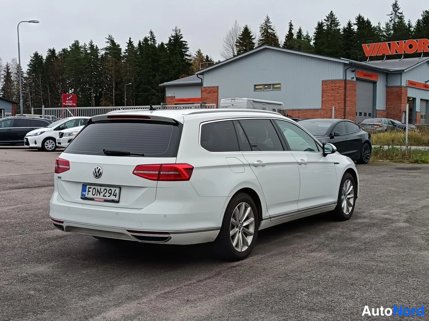 Valkoinen Volkswagen Passat 2017, takaviisto, kuva 6