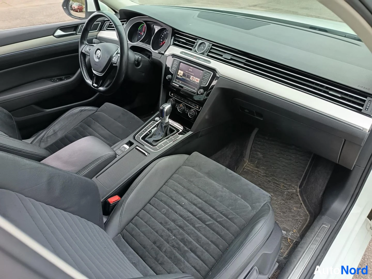 Valkoinen Volkswagen Passat 2017, ohjaamo, kuva 9