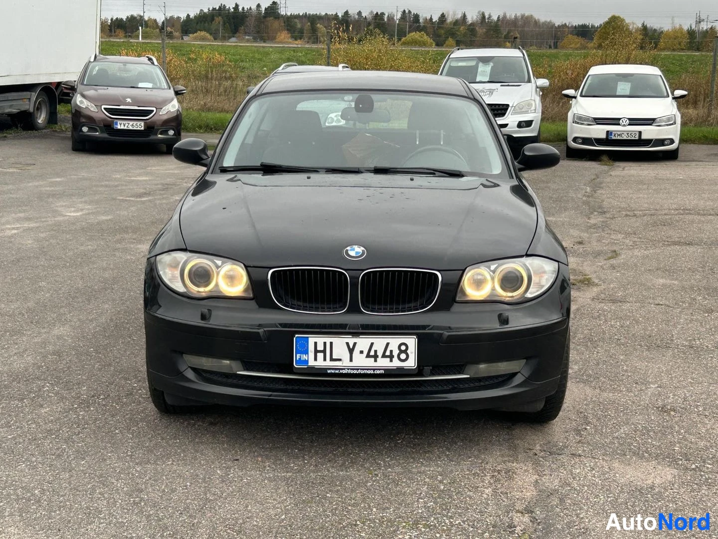 Musta BMW 116d 2009, edestä, kuva 3
