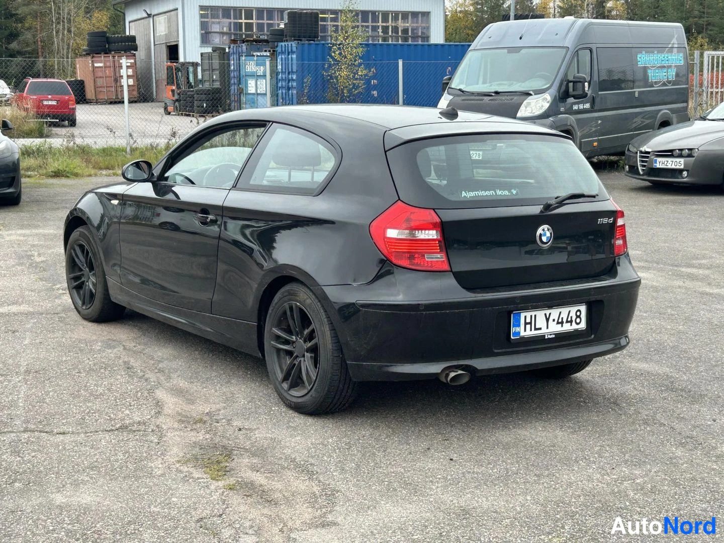 Musta BMW 116d 2009, takaviisto, kuva 4