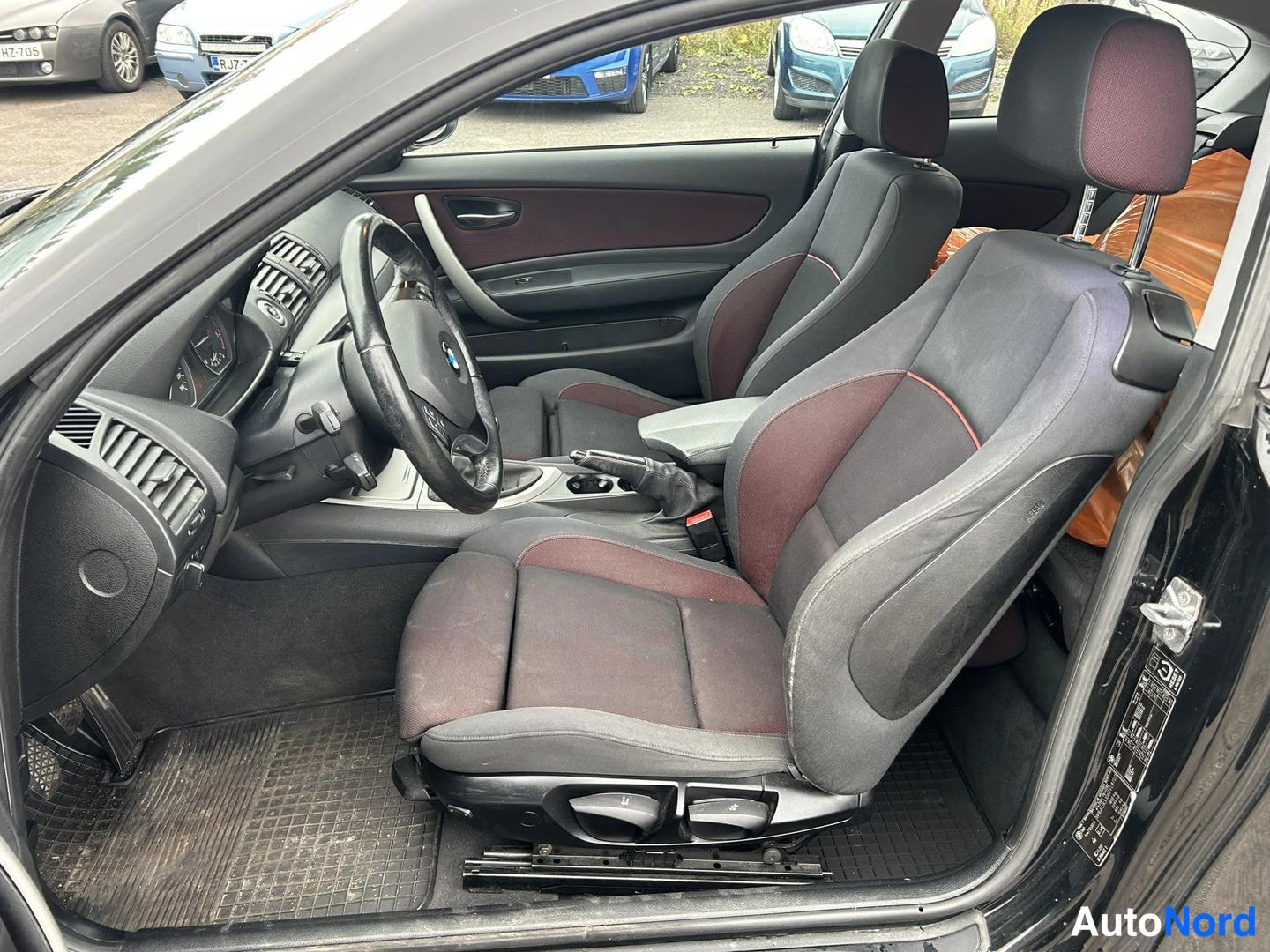 Musta BMW 116d 2009, etuistuimet, kuva 7