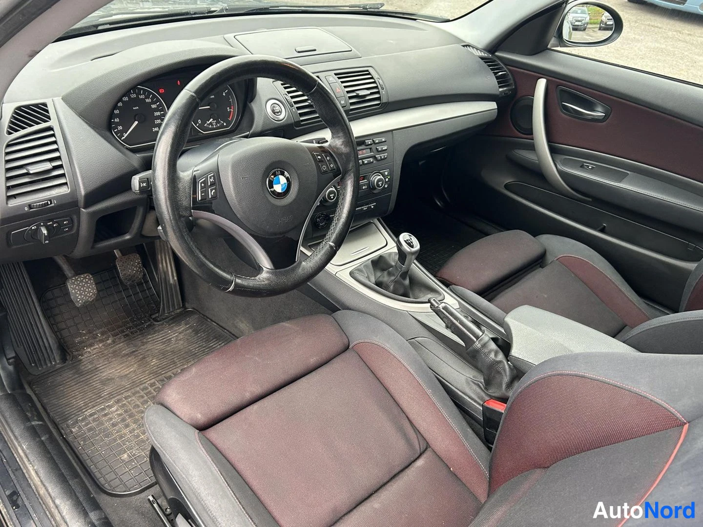 Musta BMW 116d 2009, ohjaamo, kuva 6