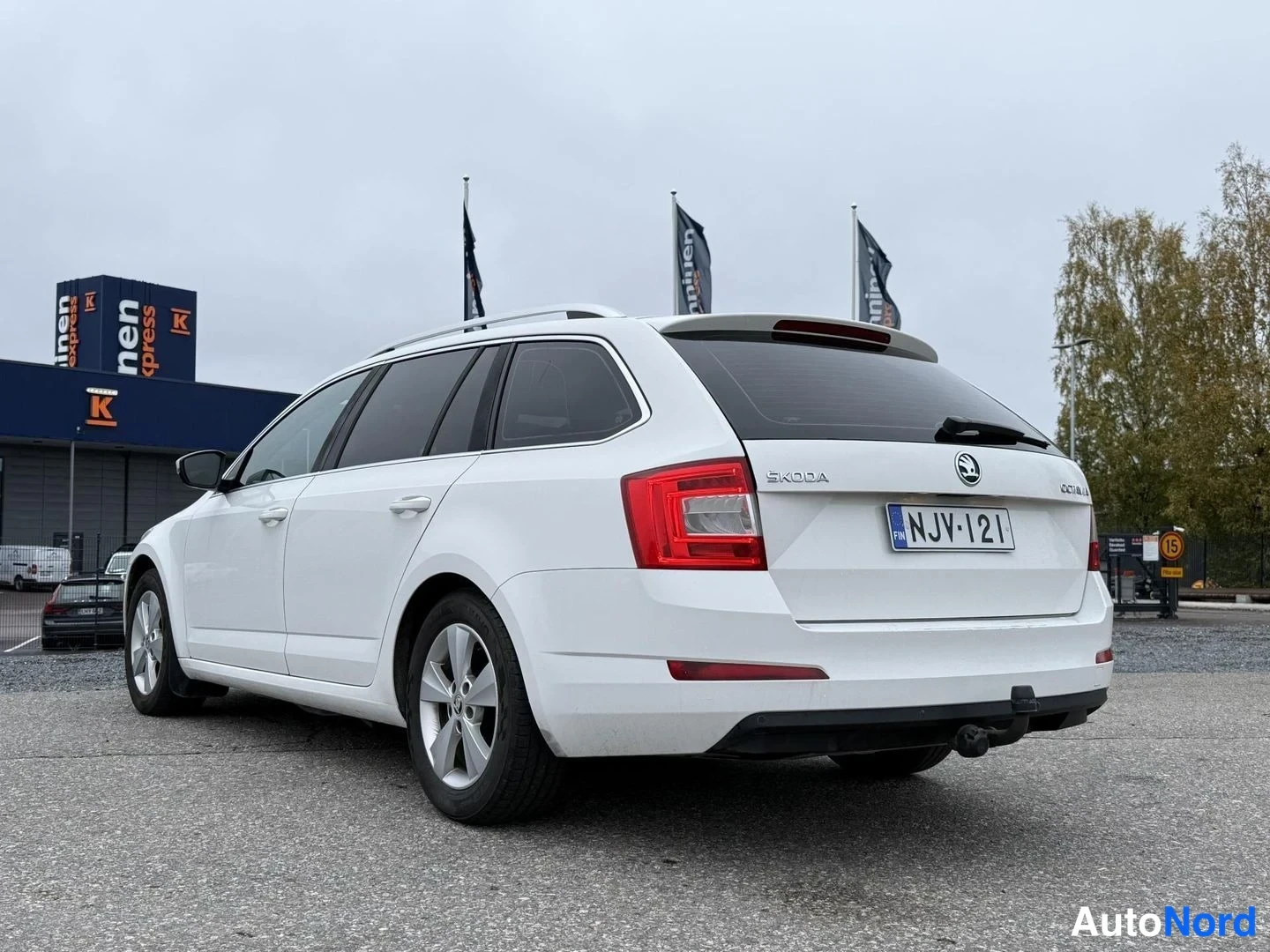 Valkoinen Skoda Octavia 2015, takaviisto, kuva 3