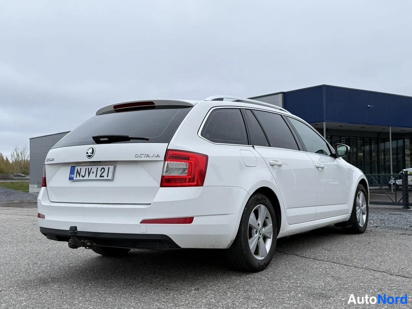 Valkoinen Skoda Octavia 2015, takaviisto, kuva 4