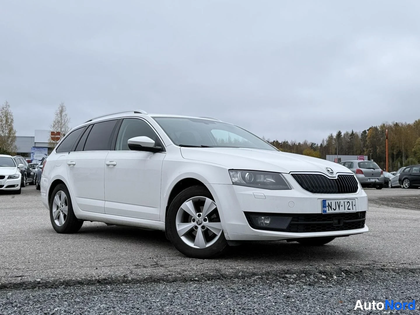 Valkoinen Skoda Octavia 2015, etuviisto, keula oikealle, kuva 2