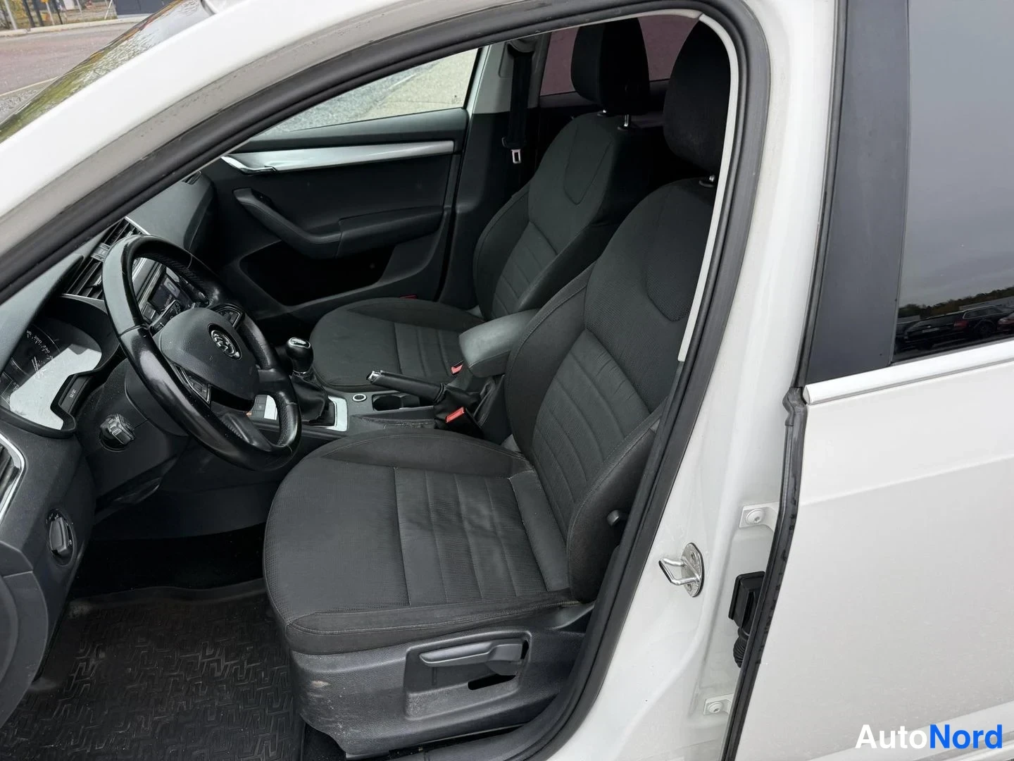Valkoinen Skoda Octavia 2015, etuistuimet, kuva 7